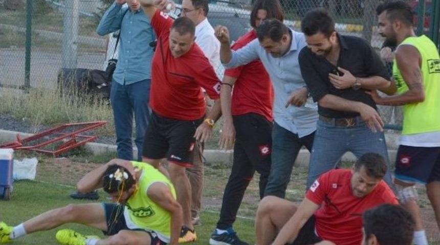 Uğur Utlu&rsquo;ya &lsquo;unlu&rsquo; Ve &lsquo;yumurtalı&rsquo; Kutlama