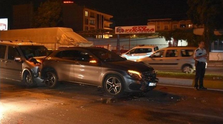 Akhisar&rsquo;da Zincirleme Kaza: 6 Yaralı