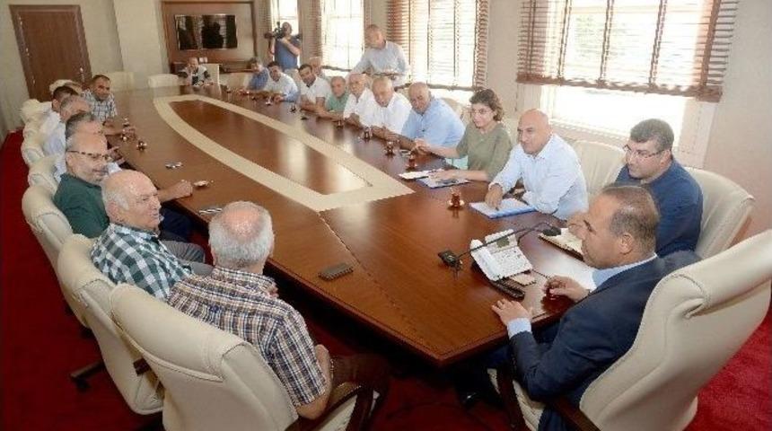 Adanalı Esnaftan Başkan S&ouml;zl&uuml;&rsquo;ye Plaka Teşekk&uuml;r&uuml;