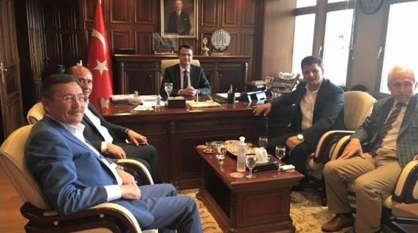 Şahin, G&ouml;k&ccedil;ek Ve B&uuml;y&uuml;kuzun İle G&ouml;r&uuml;şt&uuml;