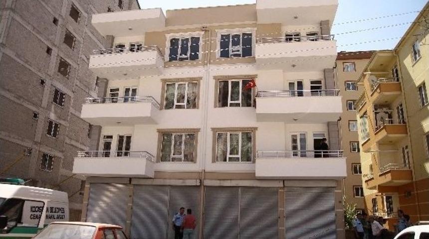 3 Katlı Binanın &Ccedil;atısından D&uuml;şen Şahıs Hayatını Kaybetti