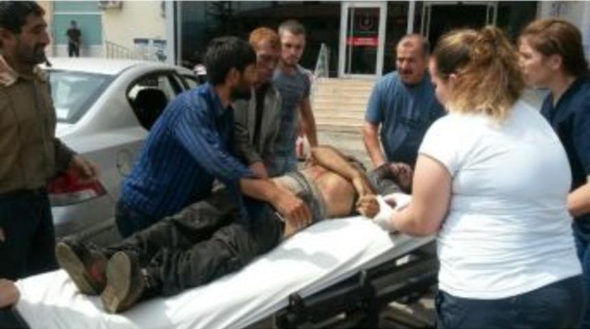 Devrilen Trakt&ouml;r&uuml;n Altında Kalan Vatandaş Ağır Yaralandı