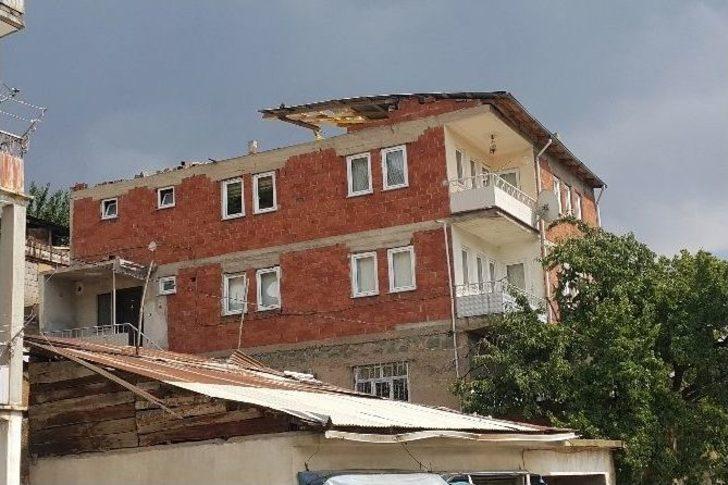 Gümüşhane’de Rüzgar Çatıları Uçurdu G3