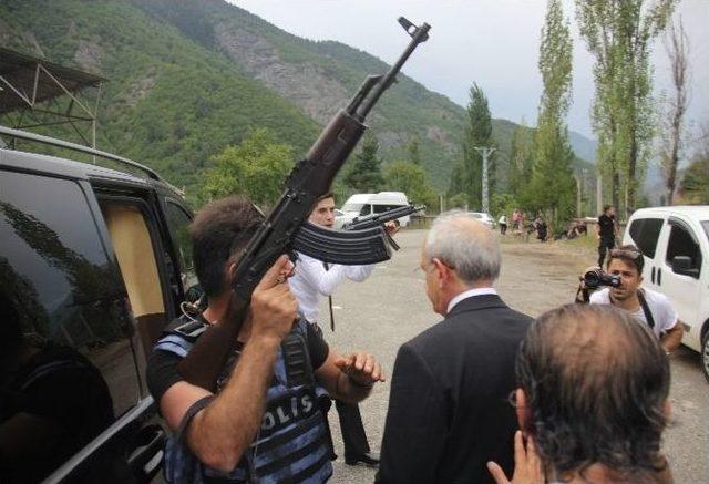 Chp Lideri Kılıçdaroğlu Zırhlı Araçla Çatışma Bölgesinden Çıkartıldı
