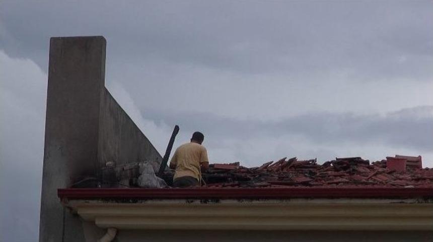 Yıldırım D&uuml;şen Okul &Ccedil;atısında Yangın &Ccedil;ıktı