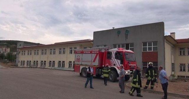 Yıldırım Düşen Okul Çatısında Yangın Çıktı