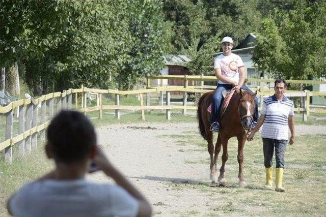 Özel Sporcular At Çiftliğinde