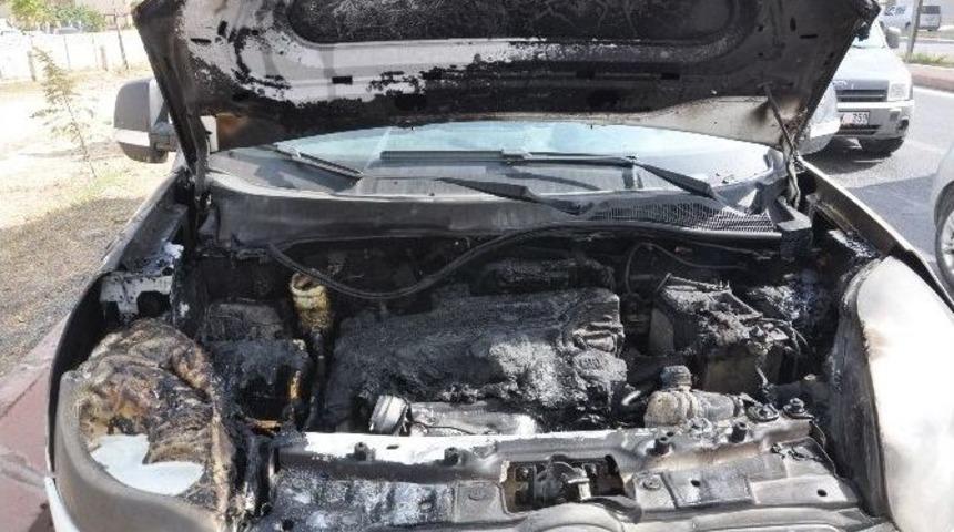 Kamyonet Seyir Halindeyken Alev Aldı