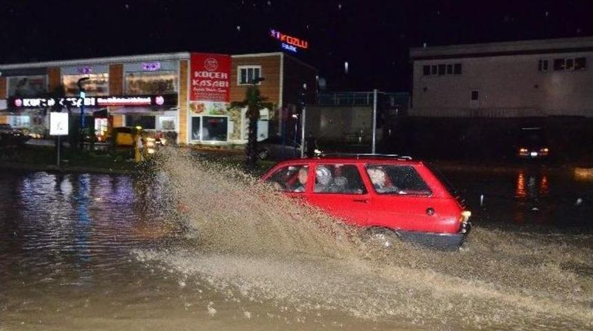 G&ouml;le D&ouml;nen Yolda S&uuml;r&uuml;c&uuml;ler Mahsur Kaldı