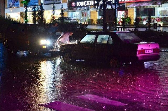 Göle Dönen Yolda Sürücüler Mahsur Kaldı