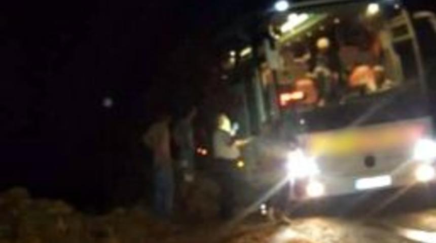 Yolcu Otob&uuml;s&uuml; &Ccedil;amura Saplandı