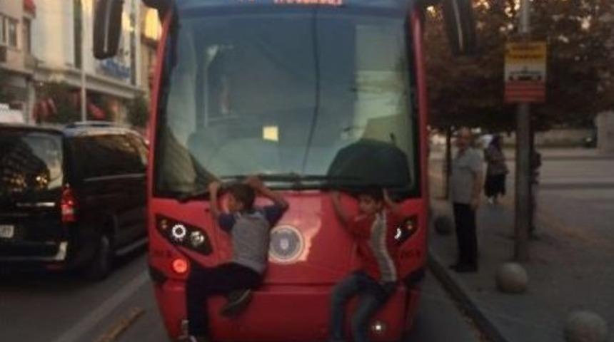 Tramvayda &Ouml;l&uuml;m&uuml;ne Yolculuk