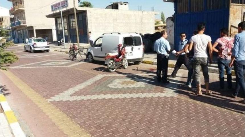 Ehliyetsiz Motosiklet S&uuml;r&uuml;c&uuml;s&uuml; Park Halindeki Araca &Ccedil;arptı