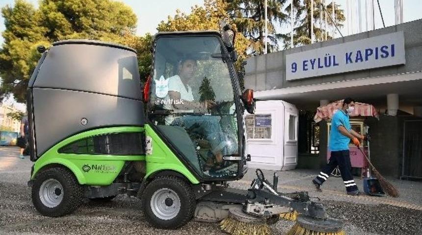 K&uuml;lt&uuml;rpark Ve &Ccedil;evresinde Fuar Temizliği