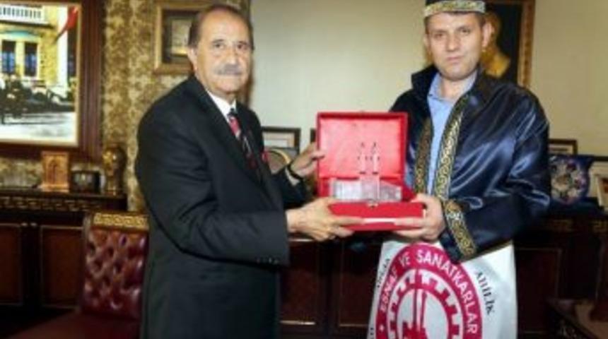 İl &Ouml;zel İdaresi Genel Sekreteri Ayhan, Ahilik Onur &Ouml;d&uuml;l&uuml;n&uuml; Aldı