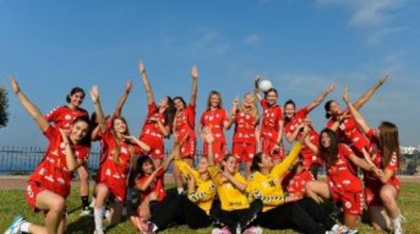 Muratpaşa Belediyespor İzmir&rsquo;den Kupayla D&ouml;nd&uuml;