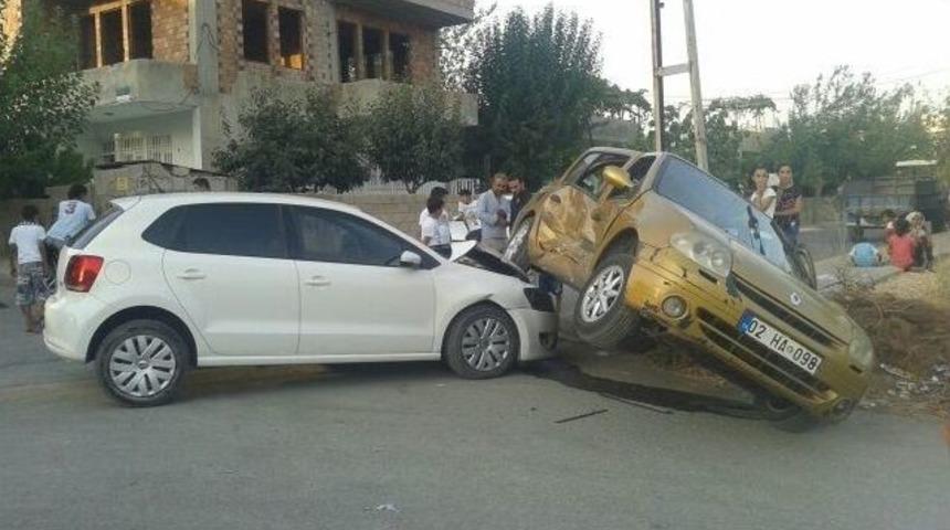 Adıyaman&rsquo;da İki Otomobil &Ccedil;arpıştı