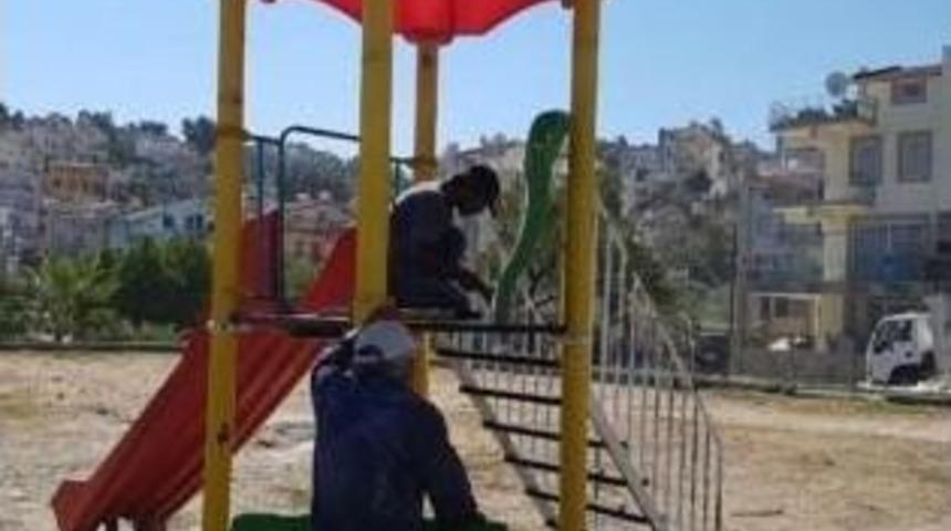 Kuşadası&rsquo;nda Park Yenileme &Ccedil;alışmaları S&uuml;r&uuml;yor