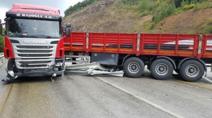 Karşı Şeride Ge&ccedil;en Tır Yolu 3 Saat Trafiğe Kapattı
