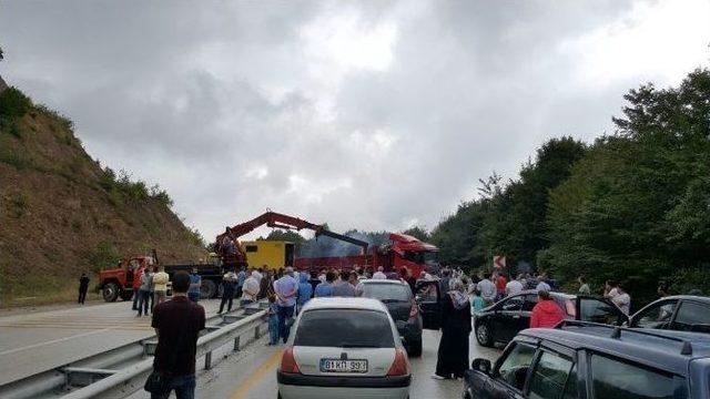 Karşı Şeride Geçen Tır Yolu 3 Saat Trafiğe Kapattı