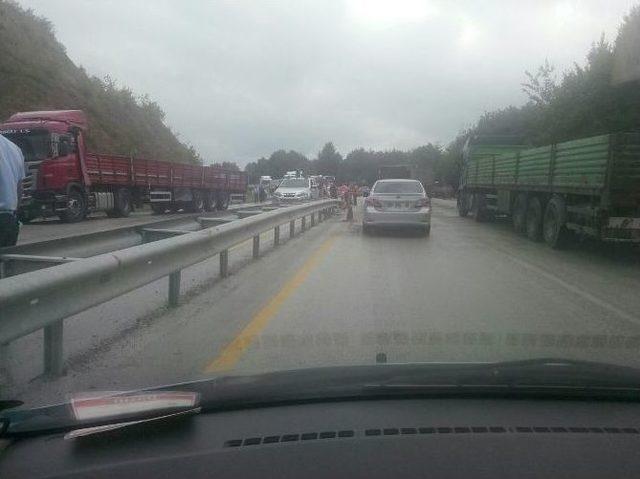 Karşı Şeride Geçen Tır Yolu 3 Saat Trafiğe Kapattı