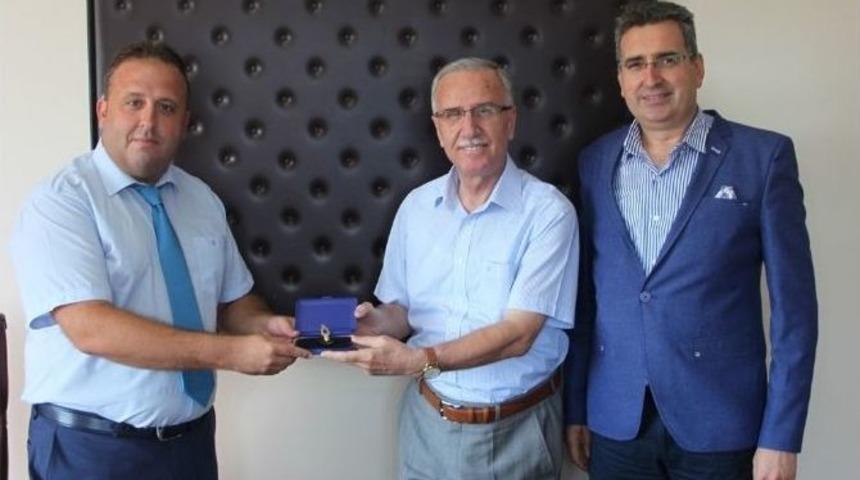 Prof. G&uuml;ner, M&uuml;d&uuml;rl&uuml;k G&ouml;revini &Ouml;ğrencisine Devretti