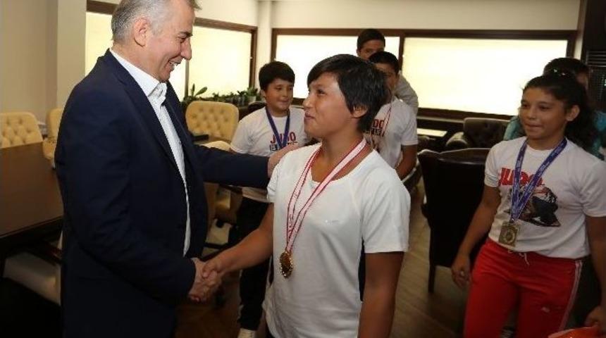 Şampiyonlardan Başkan Zolan&rsquo;a Ziyaret