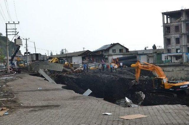 Zonguldak’ta Yol Çöktü