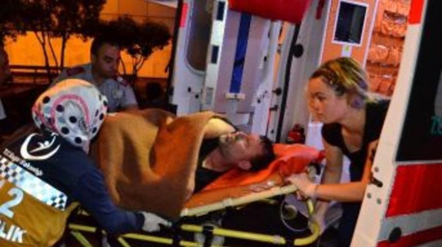 Dev Dalgaların Arasında Kalan Eşini &Ouml;l&uuml;mden Kurtardı