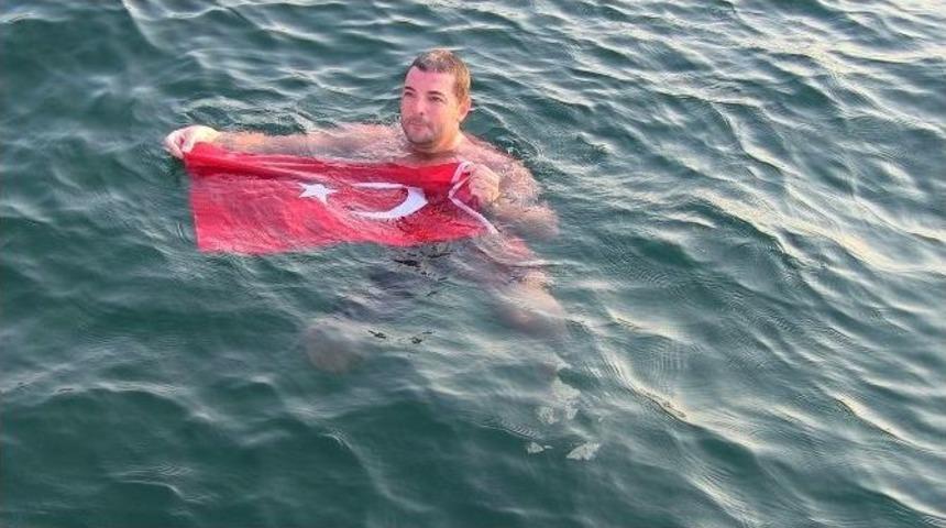 Rekortmen Y&uuml;z&uuml;c&uuml; Demokrasi İ&ccedil;in Kula&ccedil; Attı