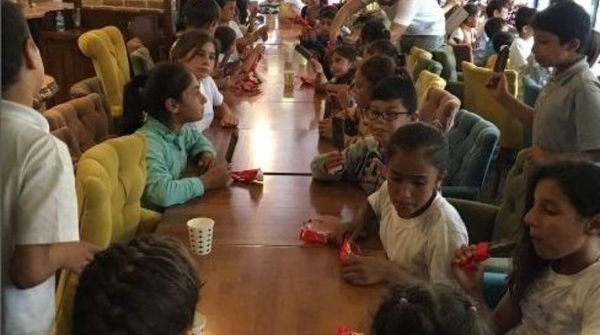 Anne Babalar Fındık Topluyor &Ccedil;ocuklar Eğleniyor