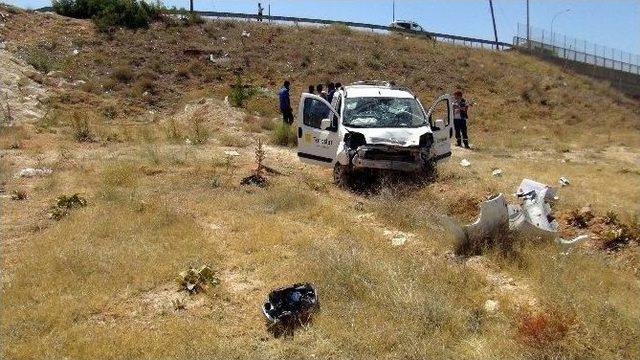 Gaziantep’te Otomobil Şarampole Uçtu: 2 Yaralı