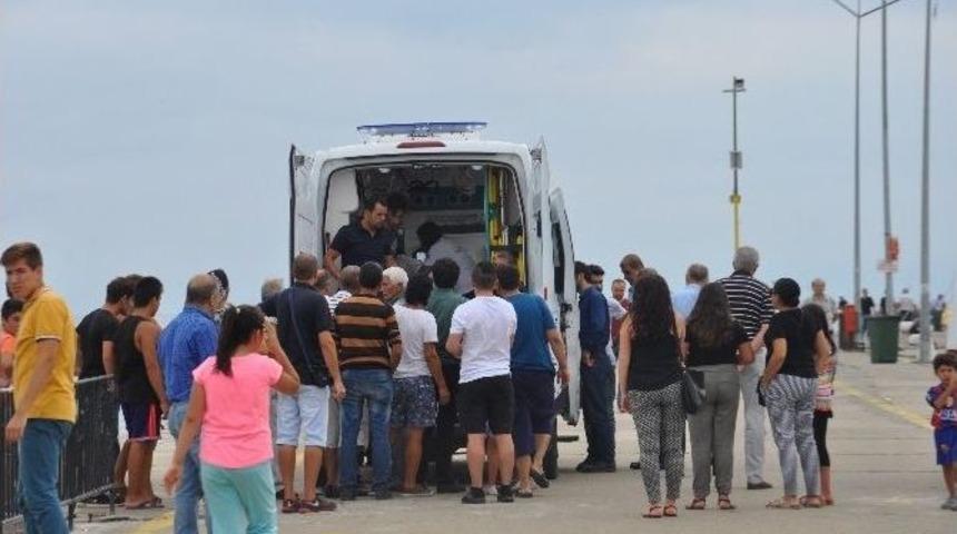 İskeleden Denize D&uuml;şen Kişiyi Vatandaşlar Kurtardı