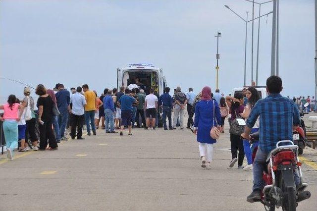 İskeleden Denize Düşen Kişiyi Vatandaşlar Kurtardı