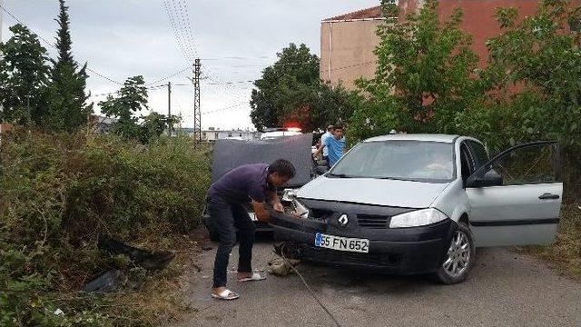 Otomobil Elektrik Direğine Çarptı