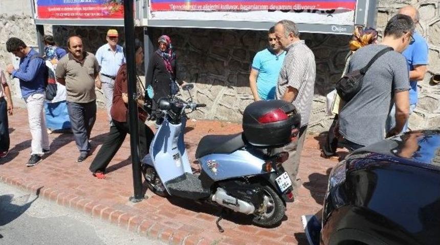 Kamyonetle Motosiklet &Ccedil;arpıştı: 2 Yaralı