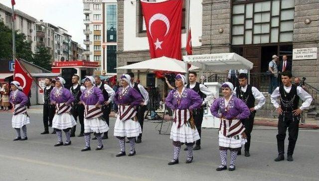 Genç Kızlardan, Kutlama Töreninde Örnek Davranış