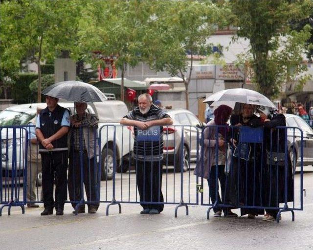 Genç Kızlardan, Kutlama Töreninde Örnek Davranış