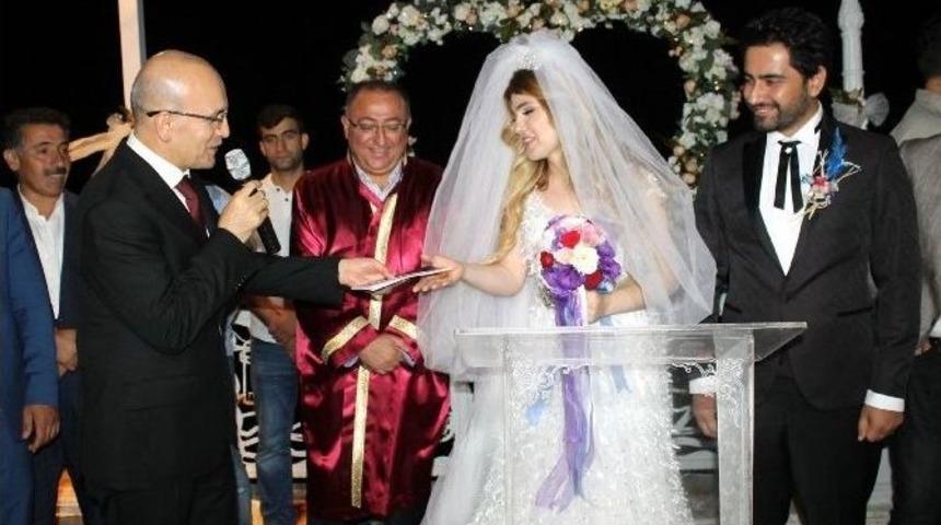 Başbakan Yardımcısı Mehmet Şimşek, Yeğeninin D&uuml;ğ&uuml;n&uuml;ne Katıldı