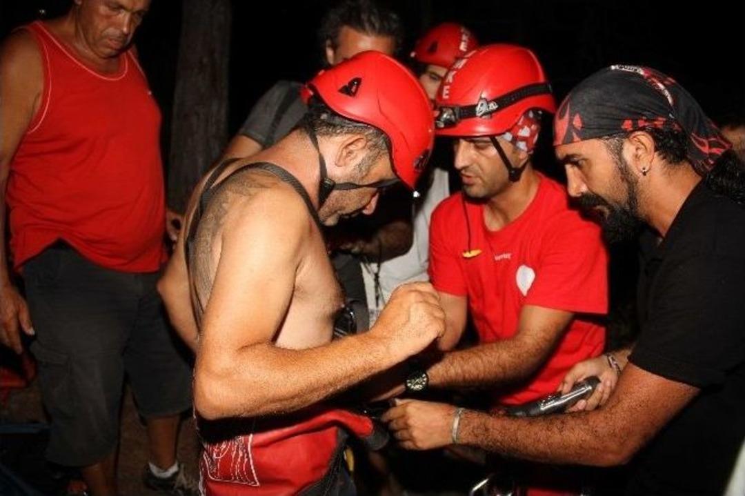 Kayalıklarda Mahsur Kalan Kişiyi Umke Kurtarıldı