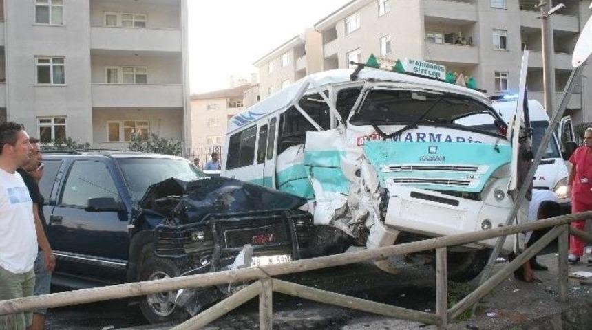 Kamyonet, Minib&uuml;se &Ccedil;arptı, 3 Yaralı