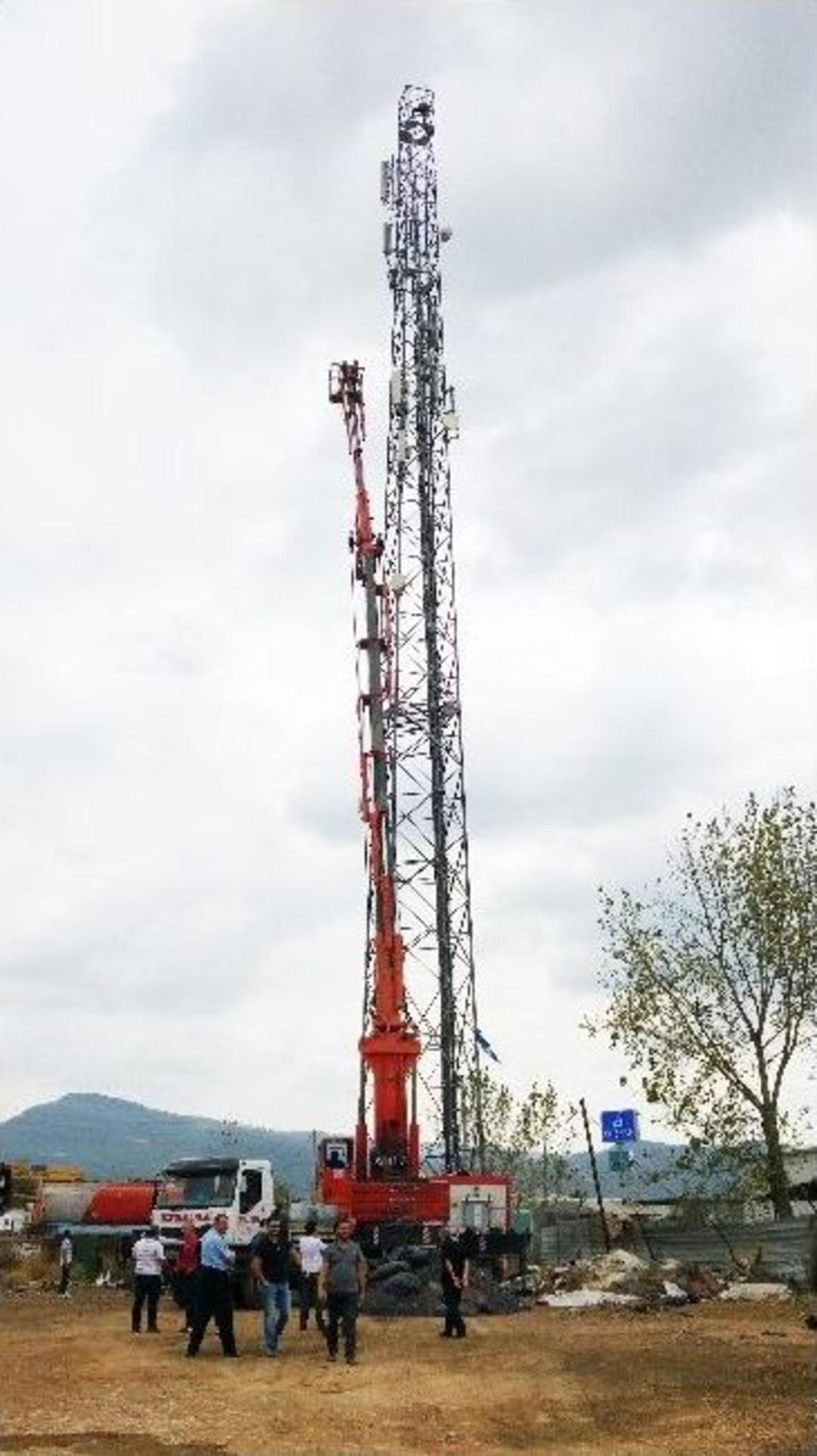 Protez Bacak Ve Koltuk Değnekleriyle 52 Metrelik Direğe Tırmanarak İntihara Teşebb&uuml;s Etti