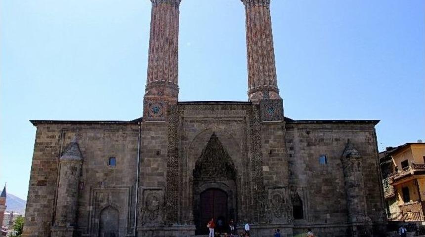 Erzurum&rsquo;un Simgelerinden &Ccedil;ifte Minareli Medrese&rsquo;nin 5 Yıl S&uuml;ren Restorasyonu Tamamlandı