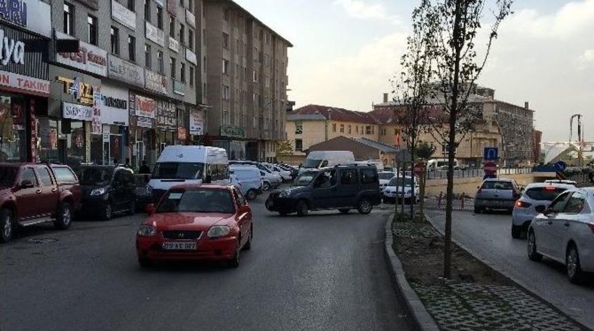 Gelişi G&uuml;zel &Ccedil;ift Sıra Parklaşma Trafiği Aksatıyor