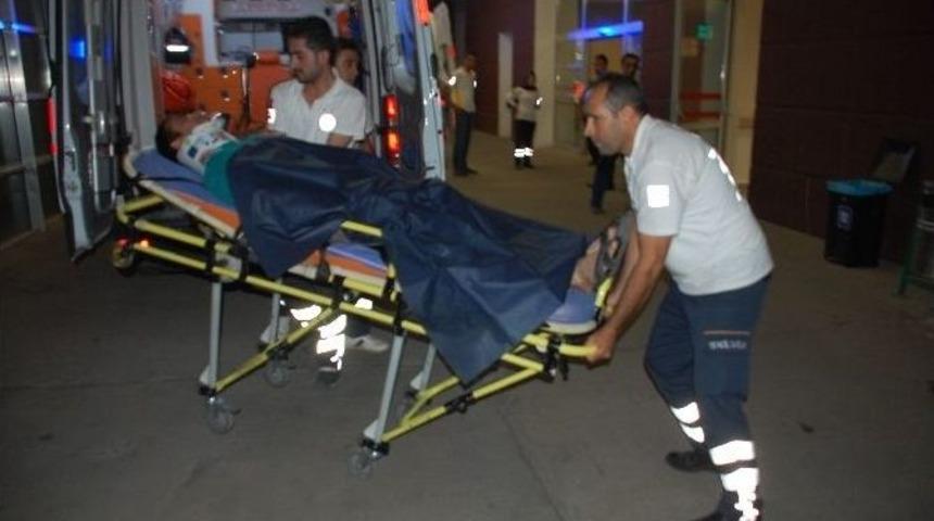 Motosiklet Devrildi: 2 Yaralı