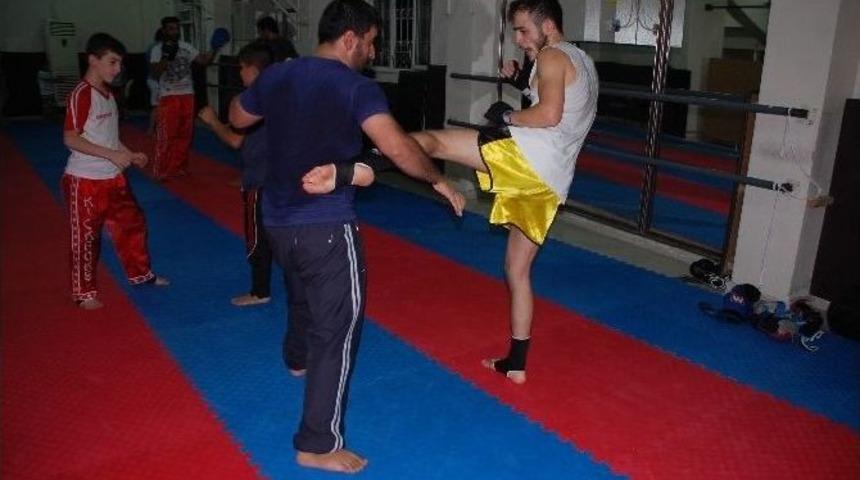 Kick Boksa İlgi Her Gecen G&uuml;n Artıyor