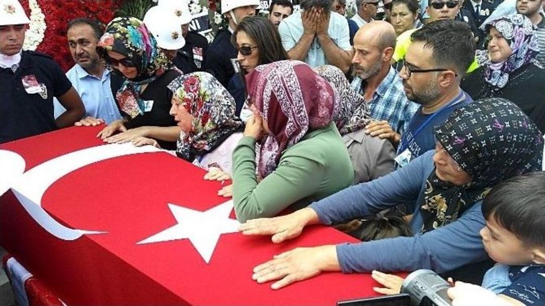 Şehit Oğlunun Tabutuna Son Kez Sarıldı