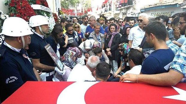 Şehit Oğlunun Tabutuna Son Kez Sarıldı