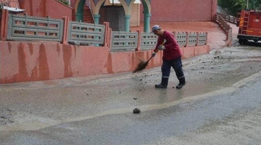 Şiddetli Yağış Sonrası Ev Ve Garajları Su Bastı