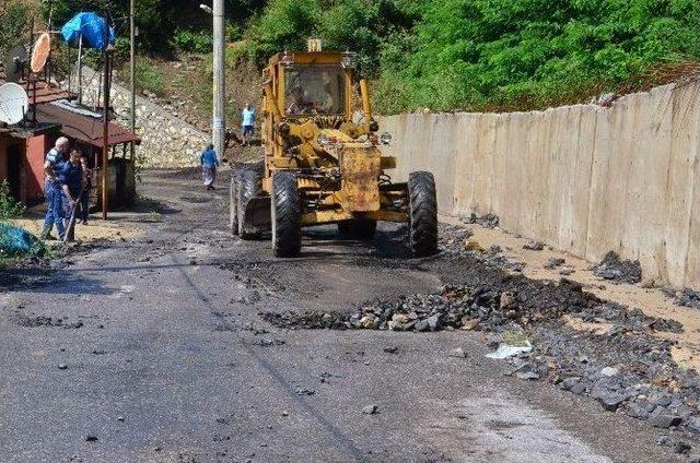 Şiddetli Yağış Sonrası Ev Ve Garajları Su Bastı